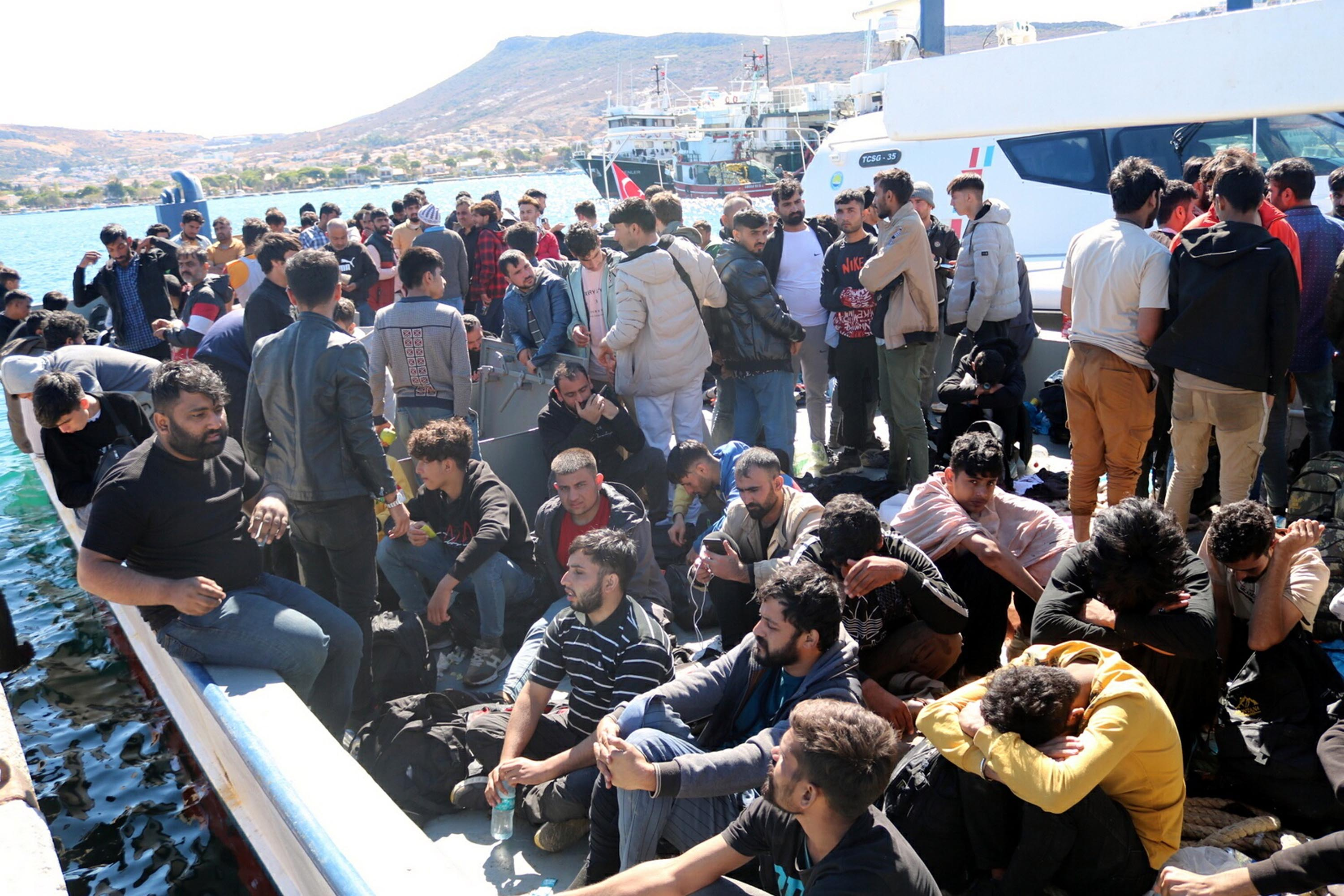 Foça'da, balıkçı teknesinde 231 kaçak göçmen yakalandı