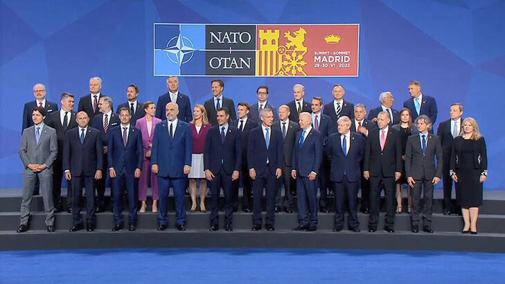 NATO Zirvesi'nde Aile Fotoğrafı 