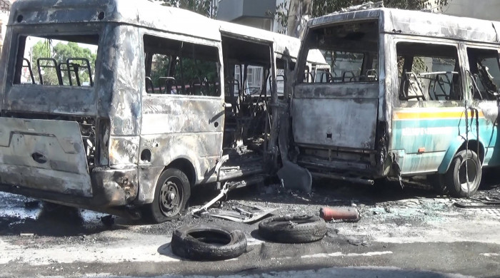 Çarpışan şehir içi yolcu minibüsleri yandı: 6 yaralı